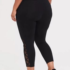 NWT & SEALED - Black Lattice Crop Wicking Active Legging